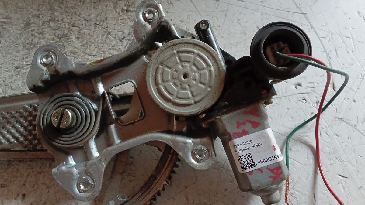ALZACRISTALLO ANTERIORE DESTRO TOYOTA YARIS 2000 2 PIN — foto 3